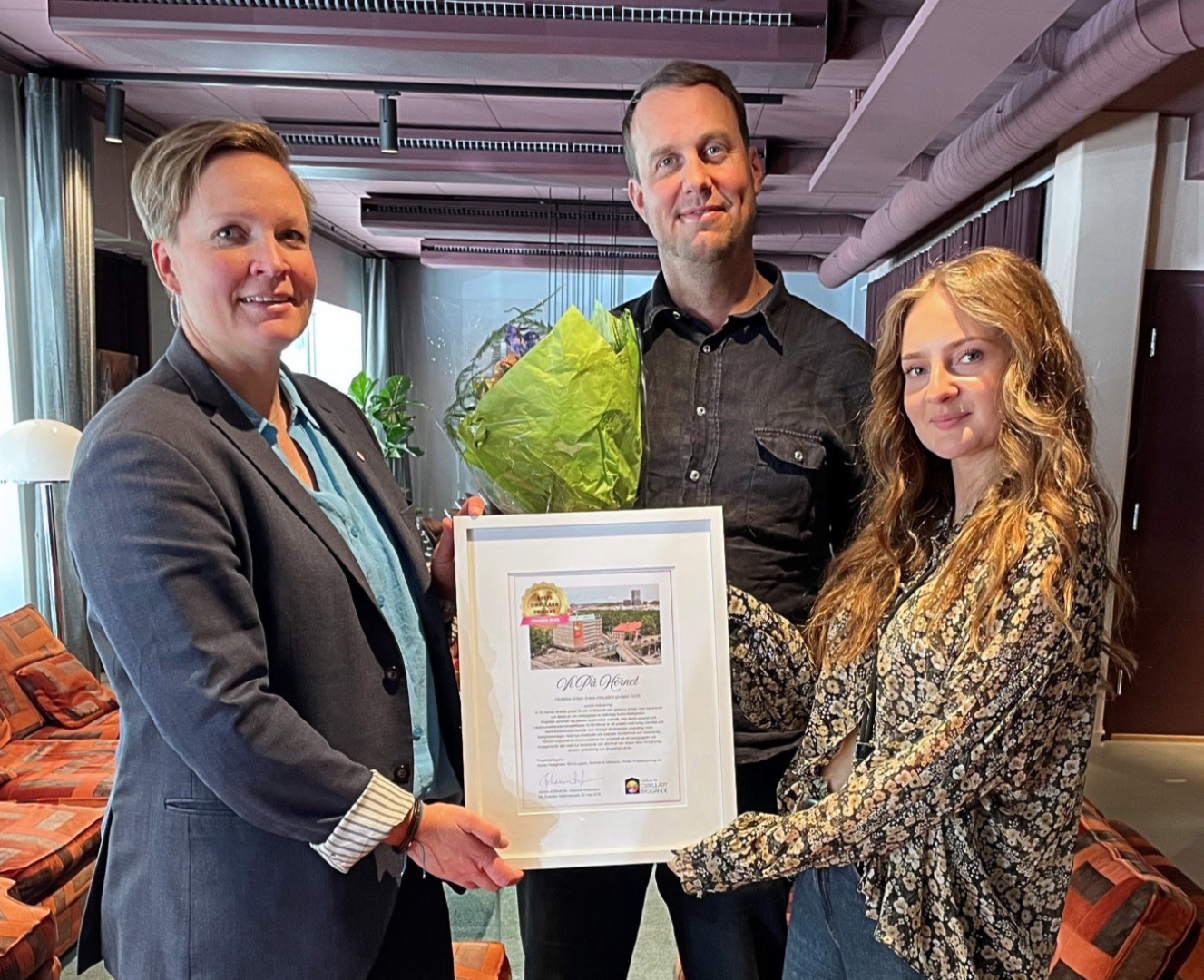 Carl Martin projektchef Alecta Fastigheter och Elin Moberg, CommunityManager, Flexiwork Kollektivet mottog diplomet från Johanna Andersson, juryns ordförande